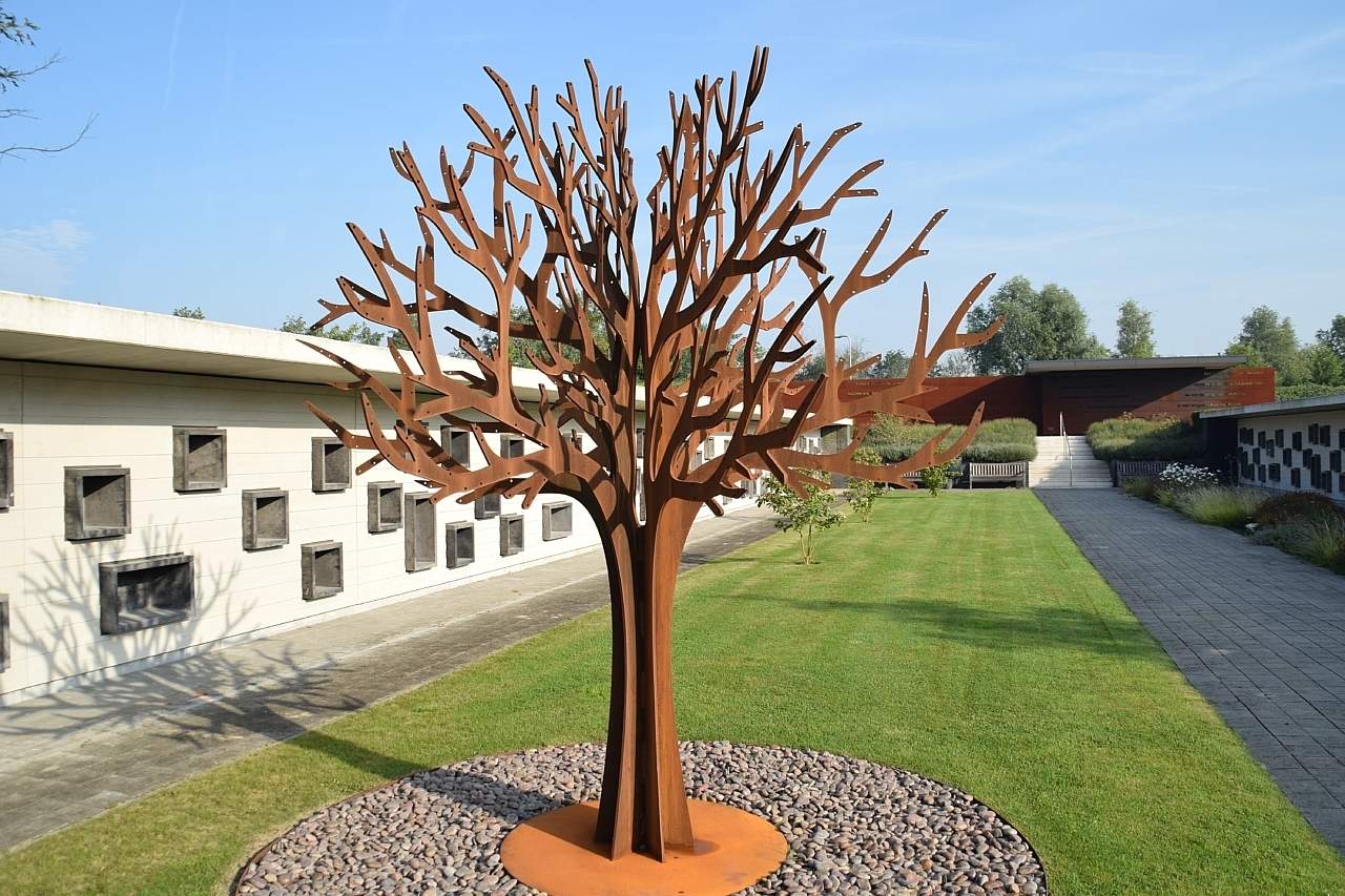 Gedenkboom in de zon op begraafplaats de Groene Kerk